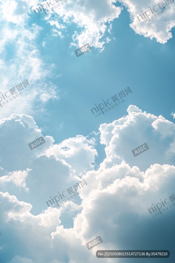 晴朗天空下的蓬松白云