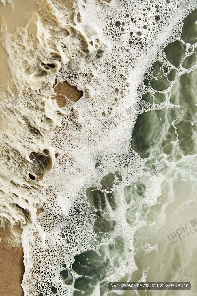 海浪拍岸的泡沫纹理