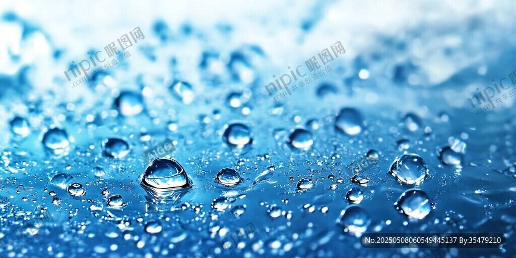 蓝色背景上晶莹的水滴