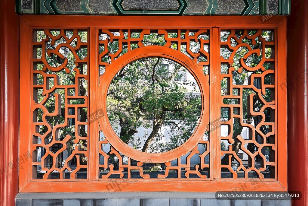 中式雕花窗中的绿意景致