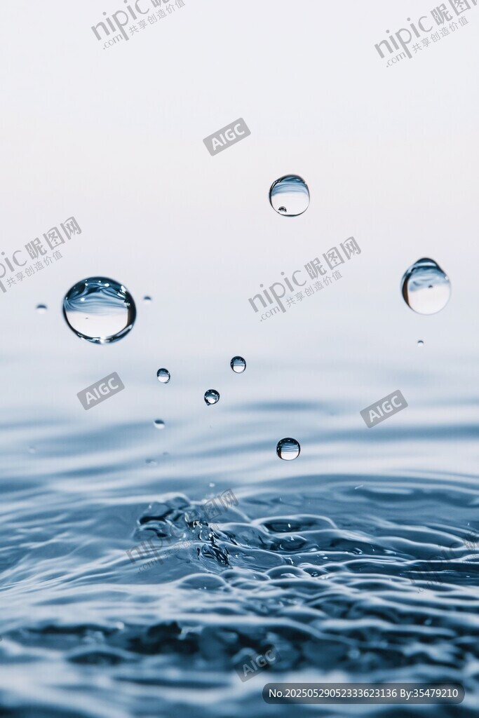 水滴落入水面的美妙瞬间