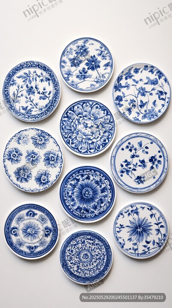 蓝白青花瓷盘艺术展示