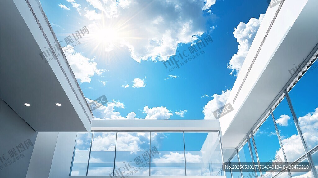 阳光洒入现代玻璃建筑空间