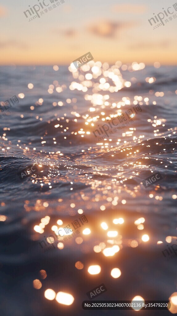 夕阳下波光粼粼的海面
