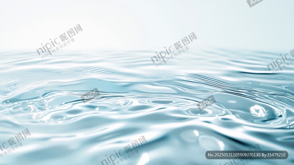 波光粼粼的清澈水面