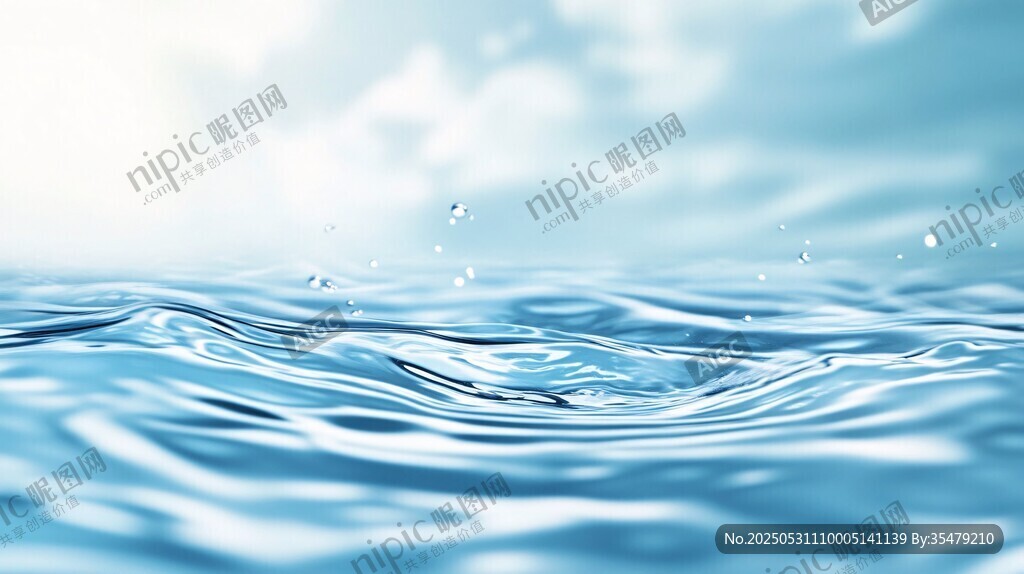 碧波荡漾的清澈水面