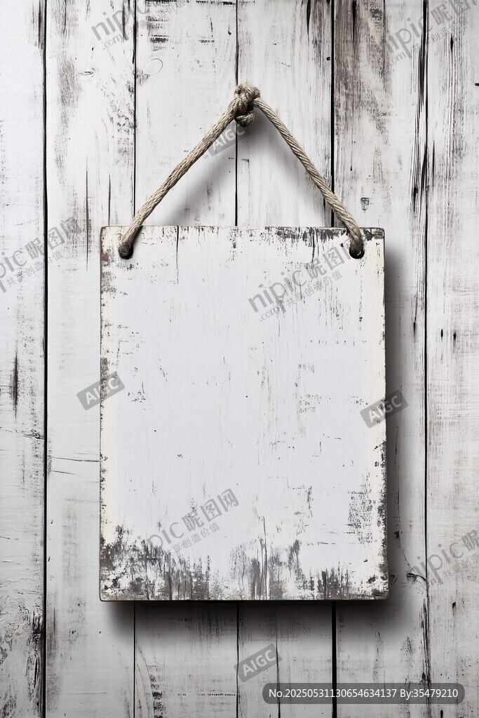 空白木牌挂于复古木墙