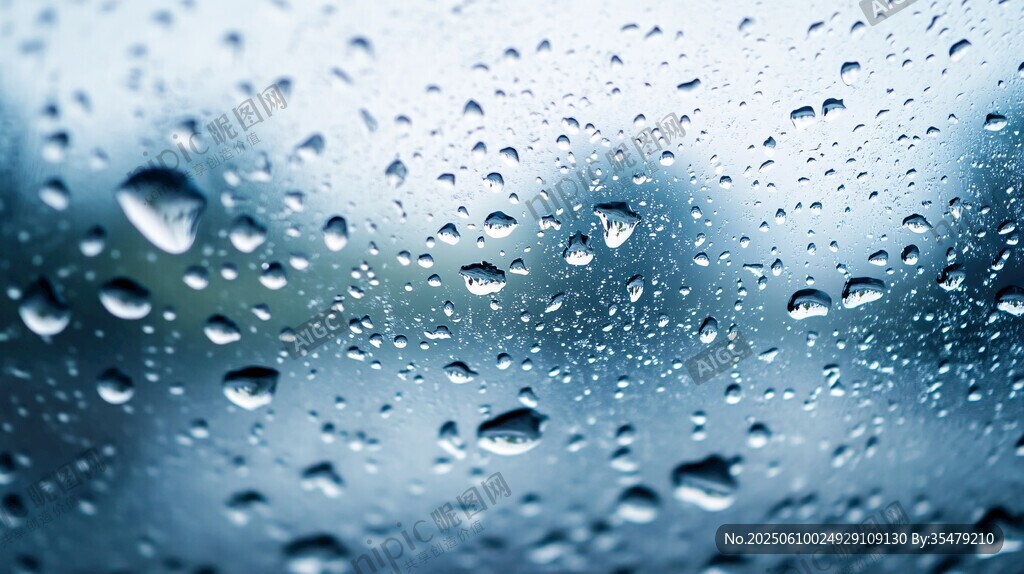 窗上晶莹雨滴朦胧景致