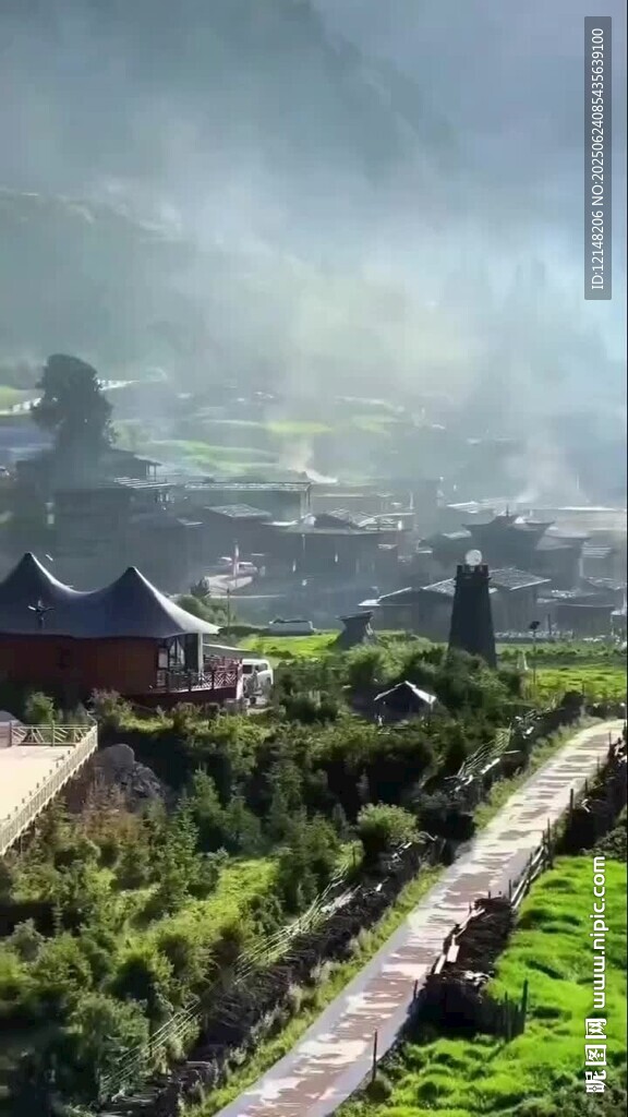 山间美景古建隐于绿意中 甘南