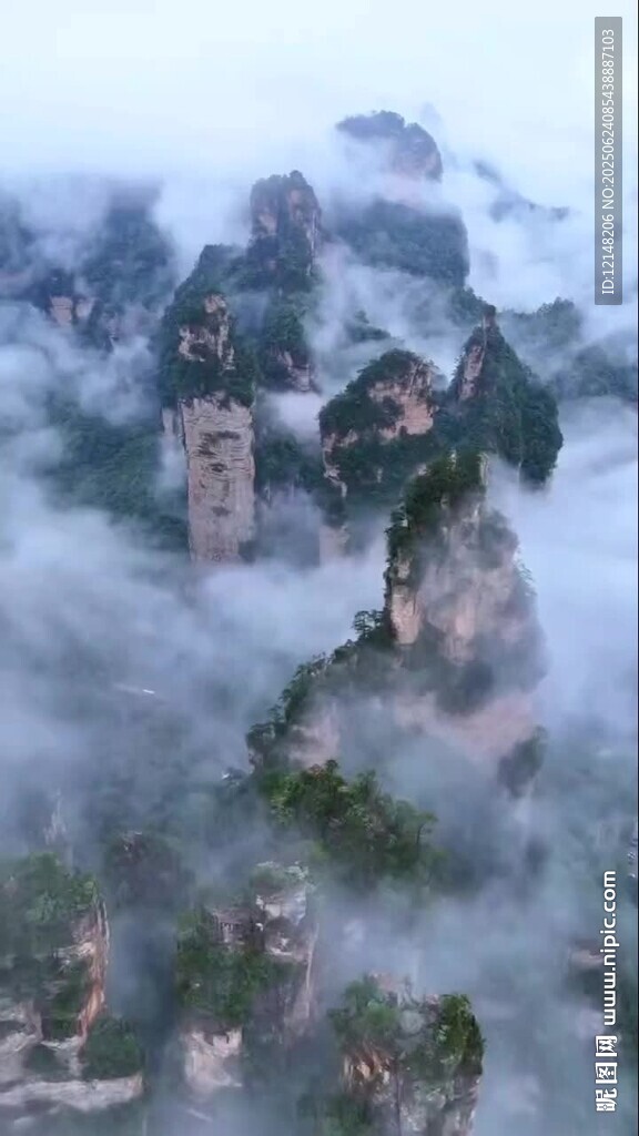 张家界云雾缭绕的壮美山峰