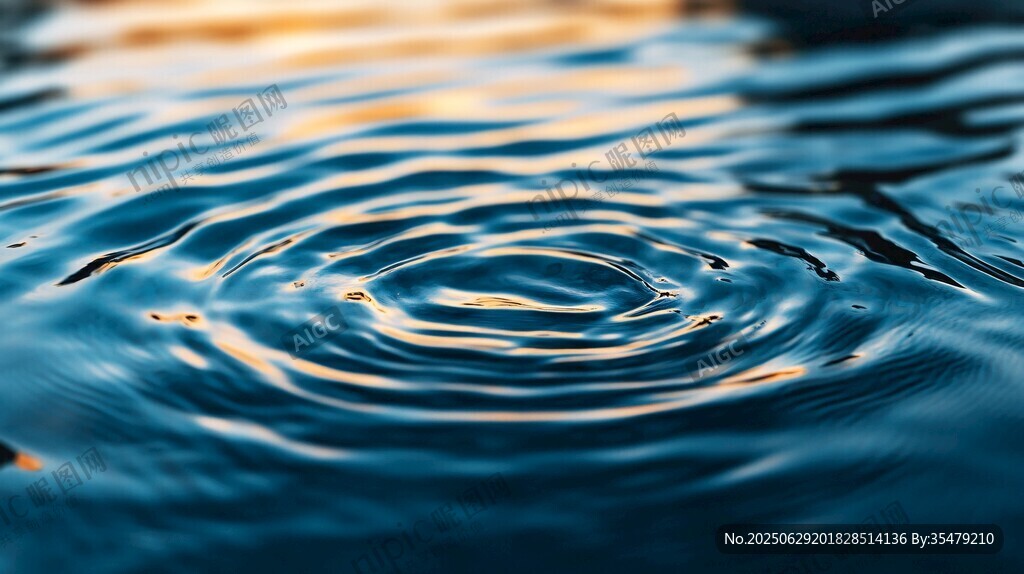 水面涟漪 光影下的灵动波纹