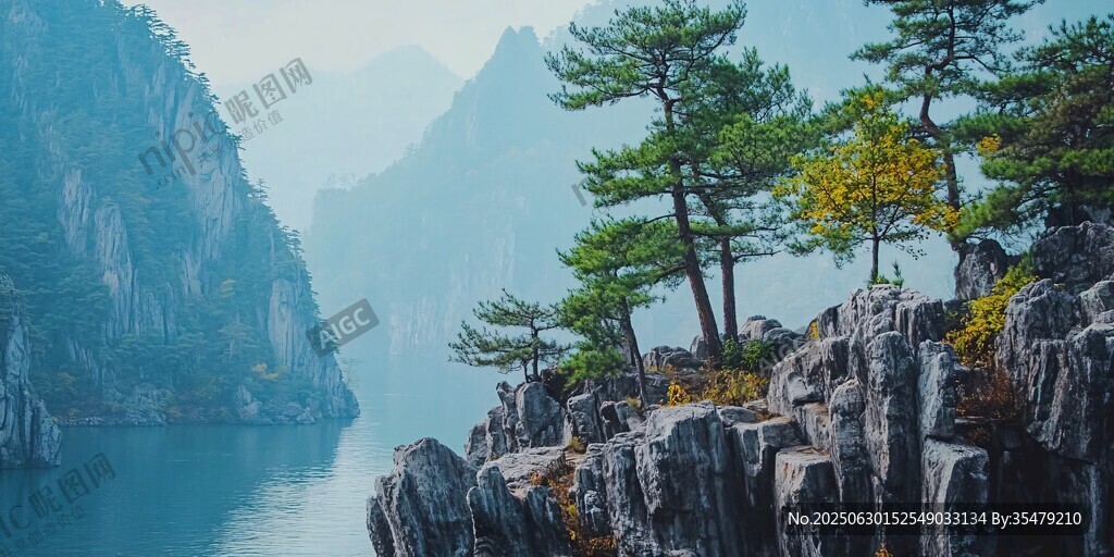 山水间的苍松峻岭美景