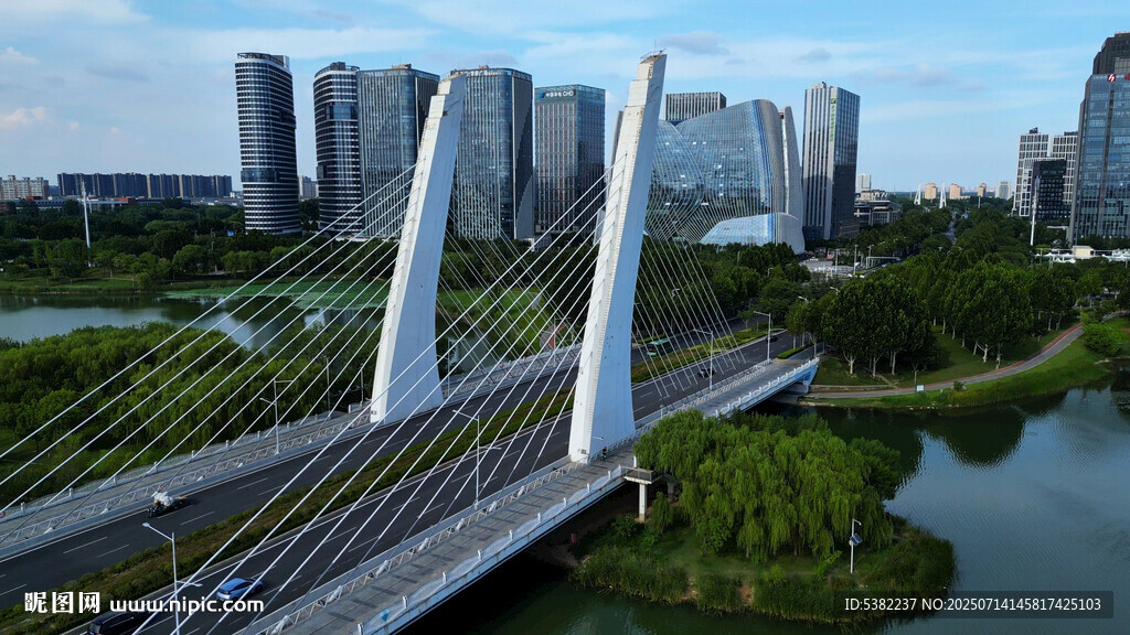 现代桥梁横跨绿水城市