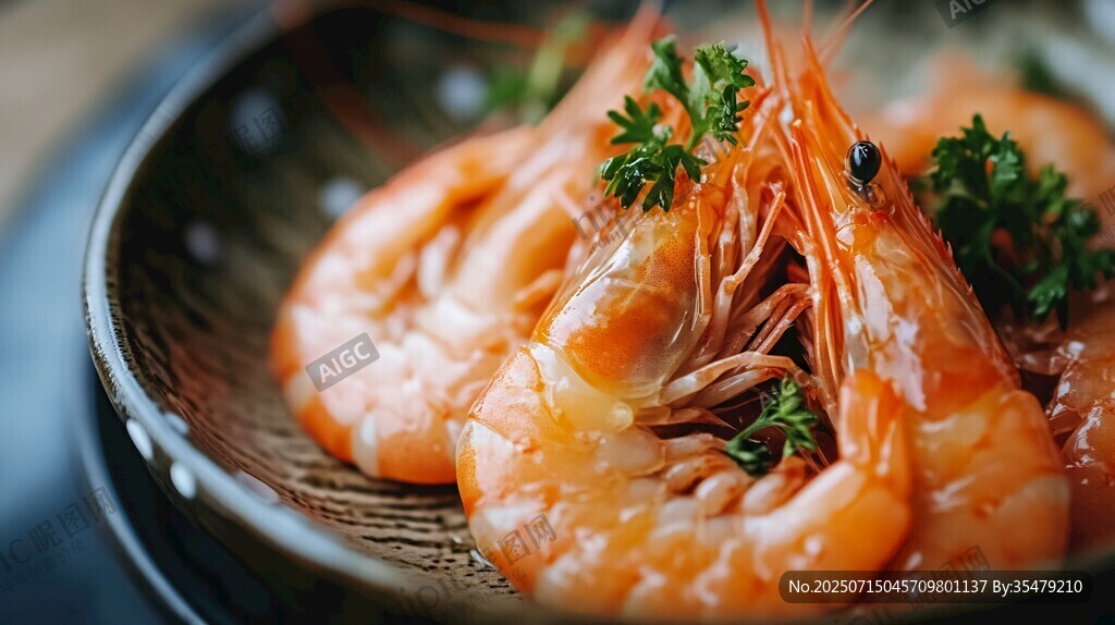 美味鲜虾摆于碗中