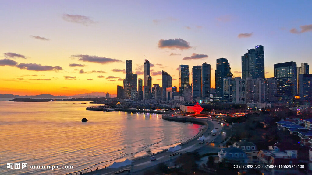 海滨城市黄昏壮丽天际线