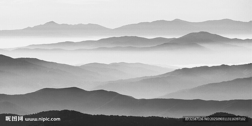 水墨群山云雾缭绕之景