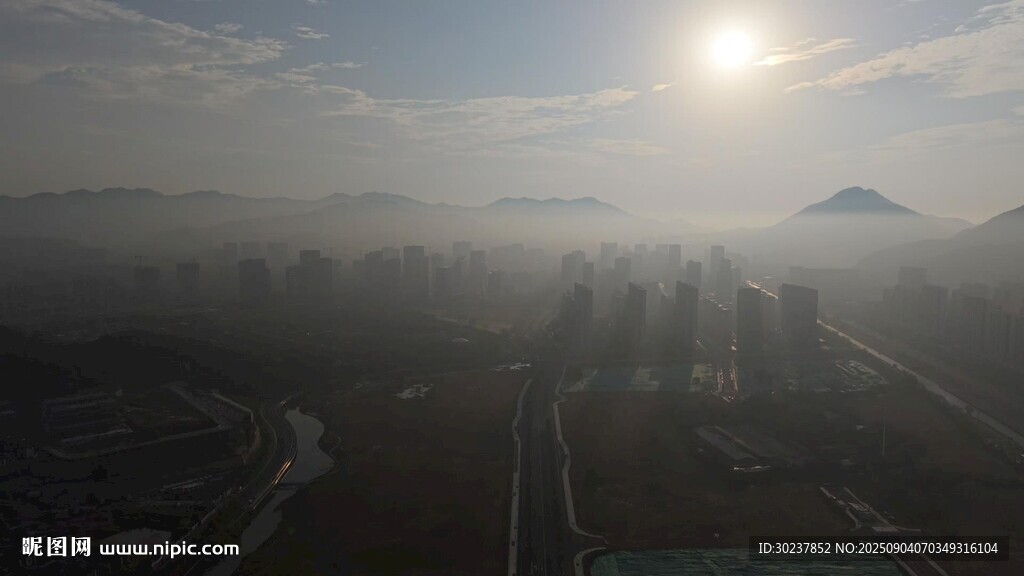 延时雾中城市日出景象