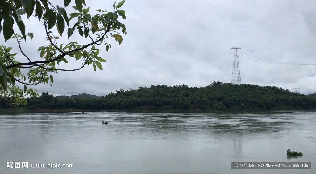 白鹤讯白塘村清晨雨天北江河边景