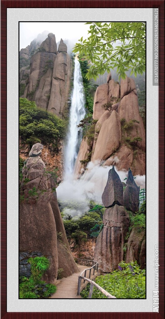 山间瀑布旁的自然美景