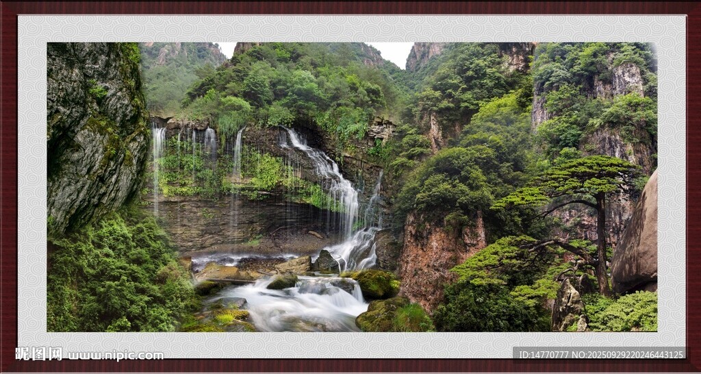 山间瀑布景观图