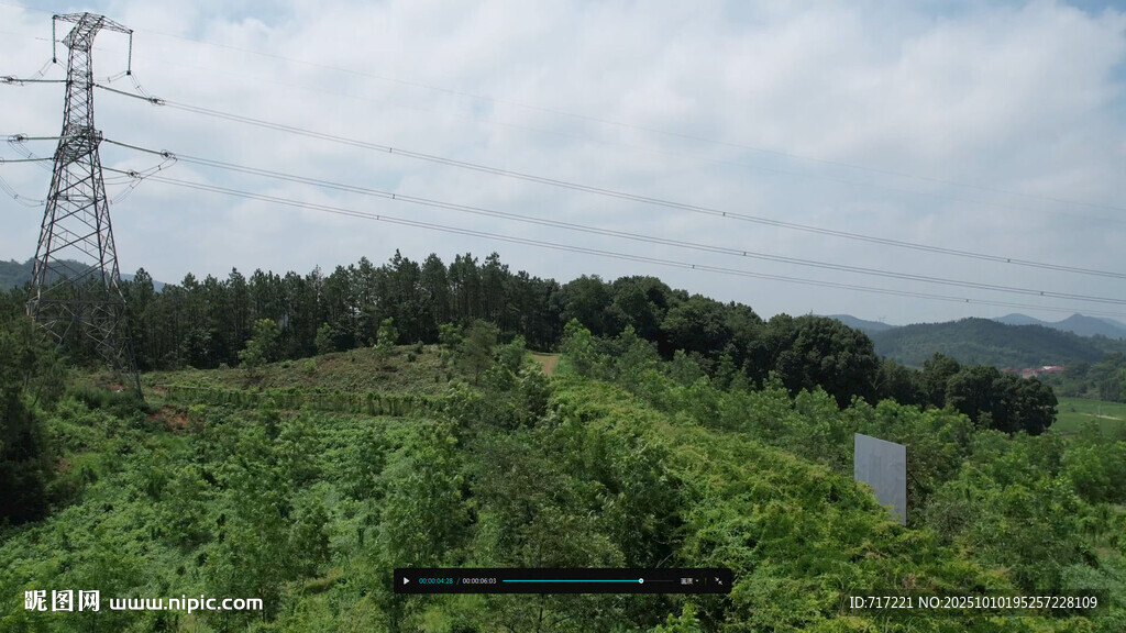 田野中的高压输电塔