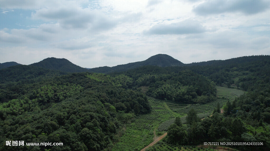 青山绿野间的开阔景致