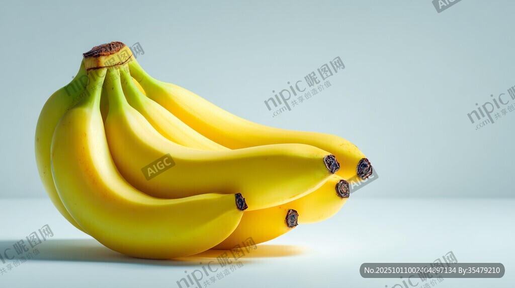 新鲜黄香蕉成串摆放