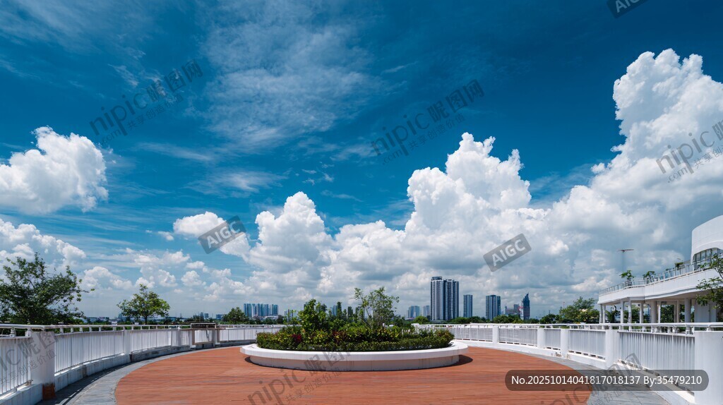 蓝天白云下的城市观景平台