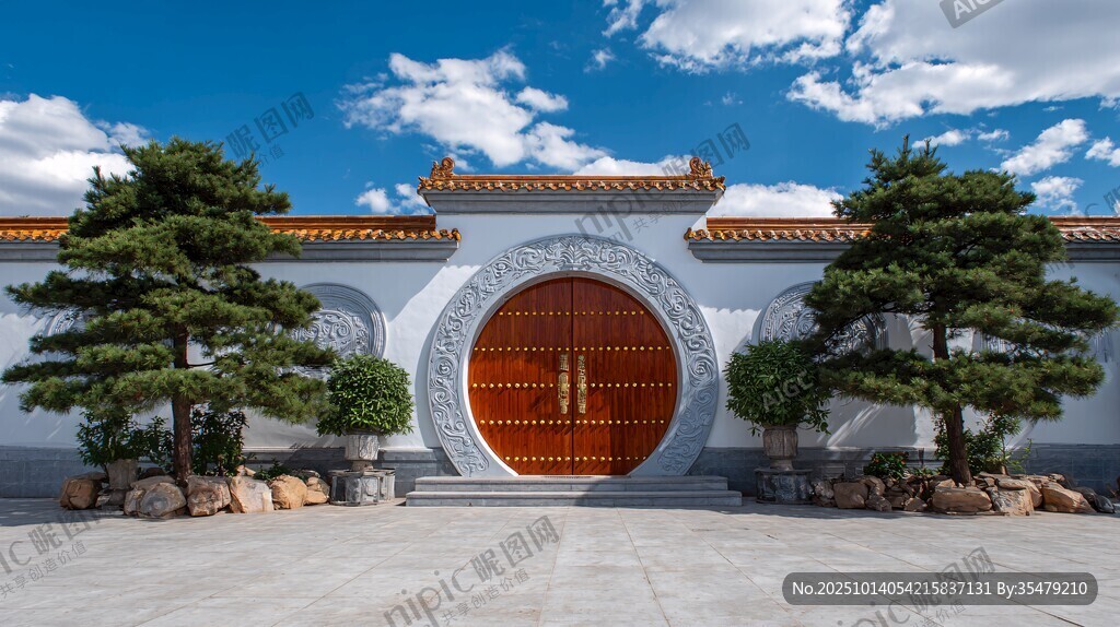 中式庭院大门与苍松景致