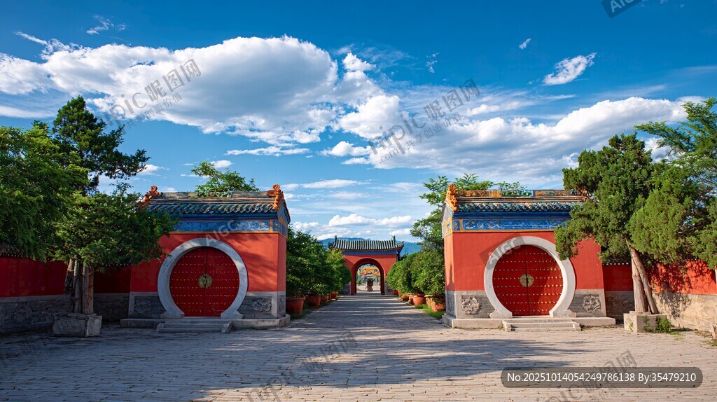 中式红墙圆门古典景致