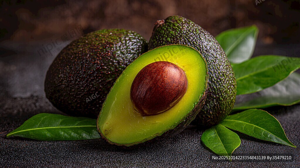 新鲜牛油果 带叶切开展示