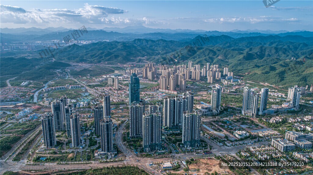 城市高楼与远山壮丽景观