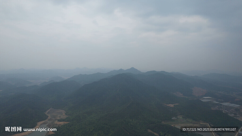 云雾缭绕的山峦景色