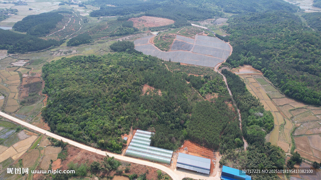俯瞰山林间的建筑场地
