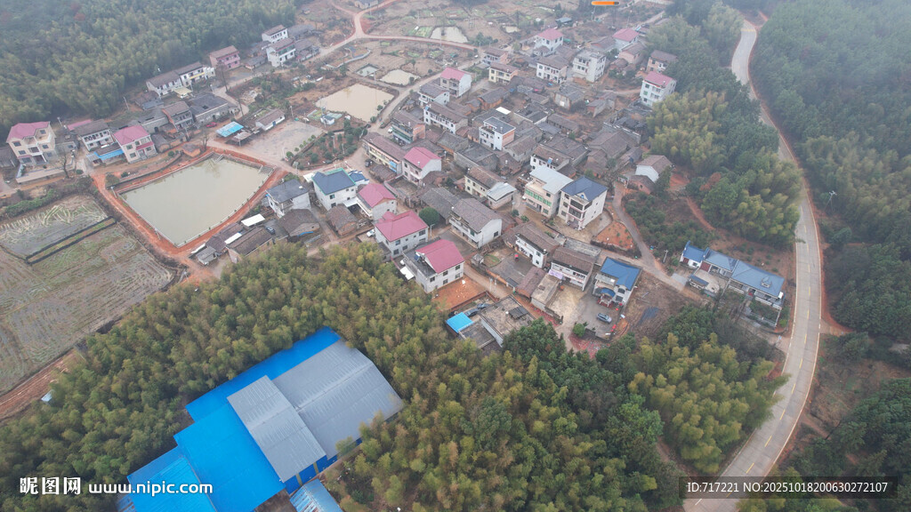 俯瞰多彩村落及周边景观