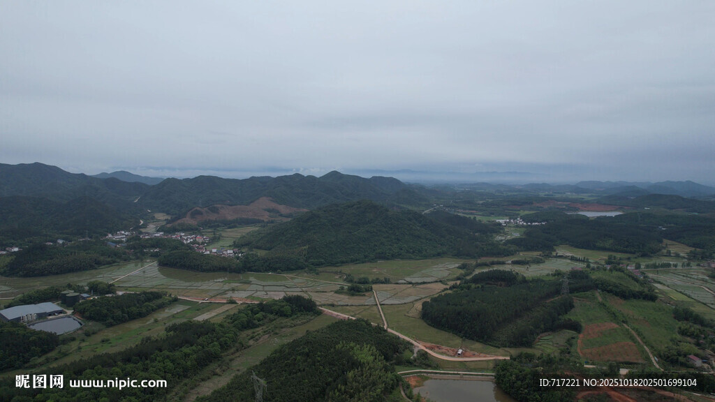 俯瞰广袤田野与起伏山峦