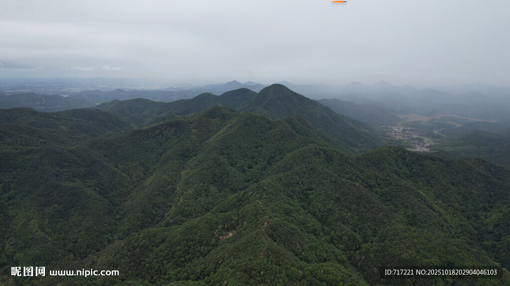 山峦叠翠间的壮丽风光