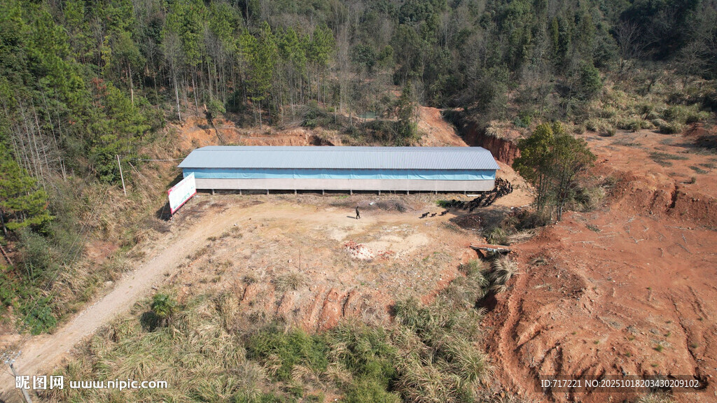 山间蓝顶建筑俯瞰景象