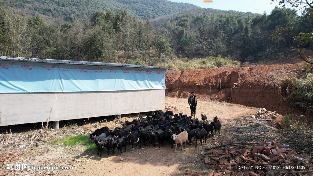 户外场地堆放的黑色物件