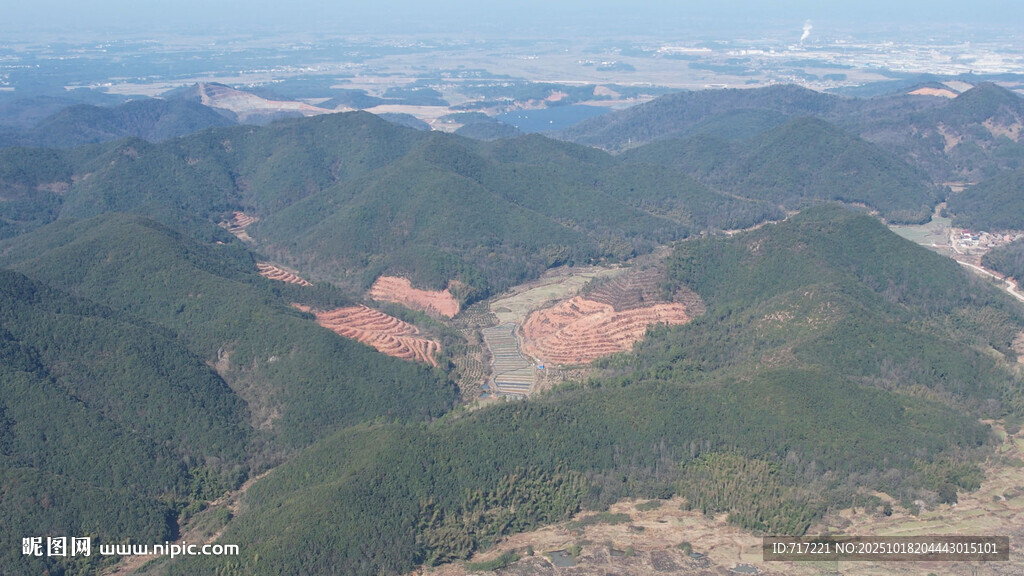 俯瞰连绵青山与开阔谷地