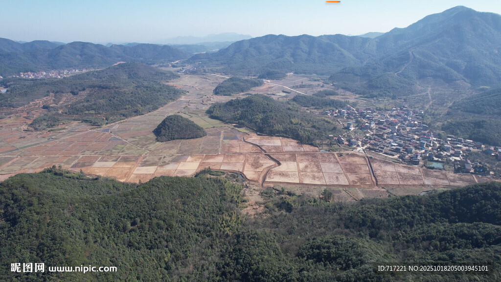 俯瞰山间村落与开阔地貌