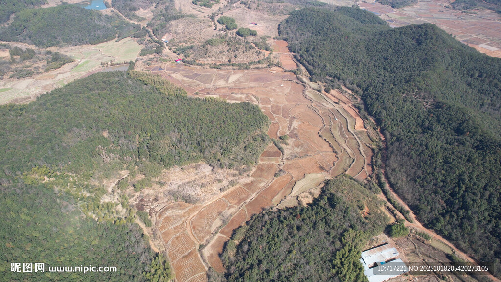 航拍山地间的施工场景