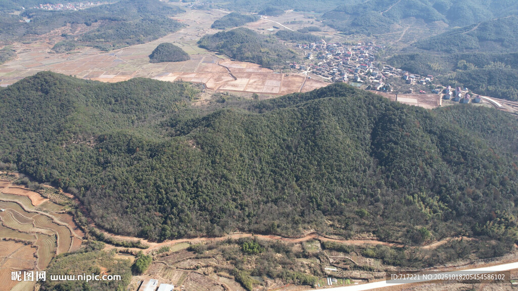 俯瞰青山环绕的乡村景色