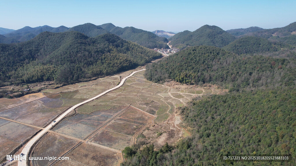 俯瞰山间开阔田野道路