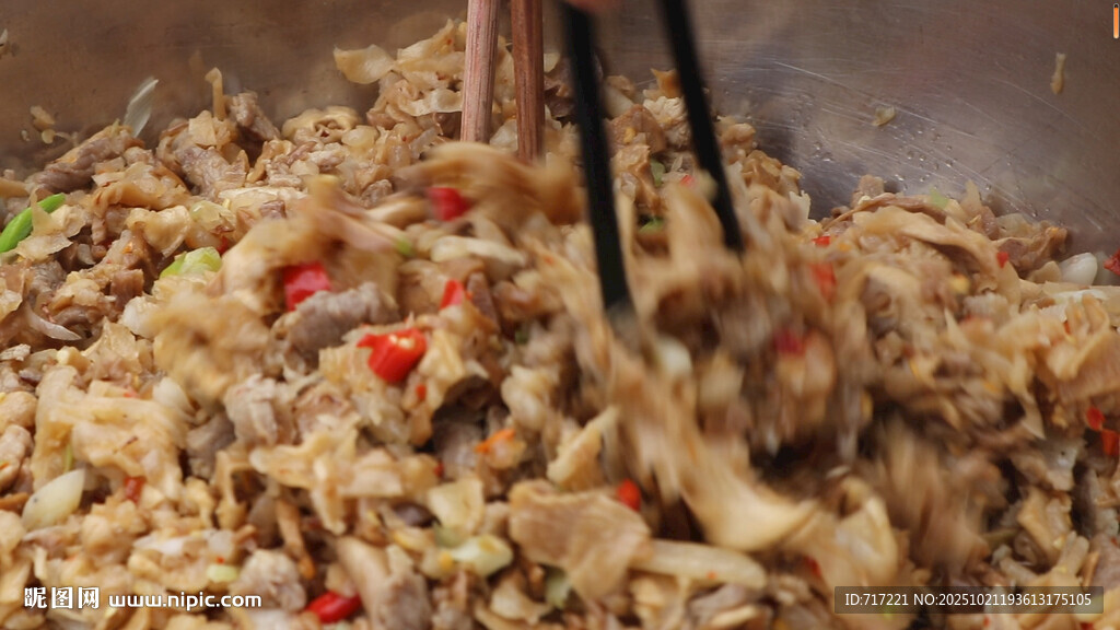 美味炒饭正在翻炒中