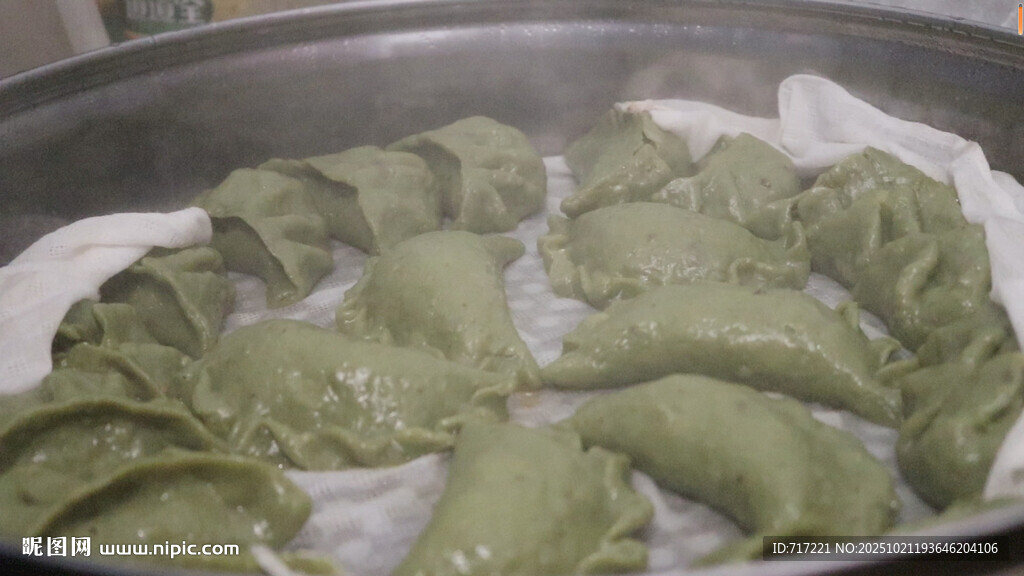 蒸制中的绿色饺子