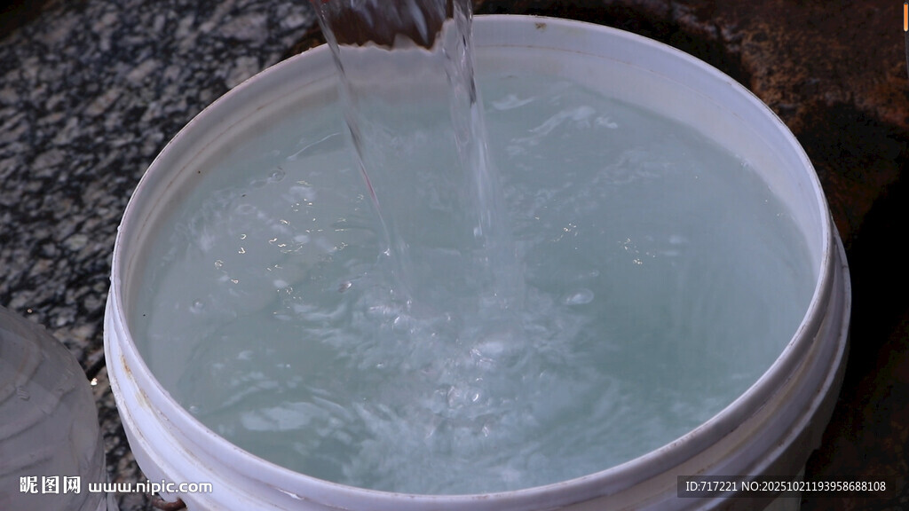 水注入白色桶中