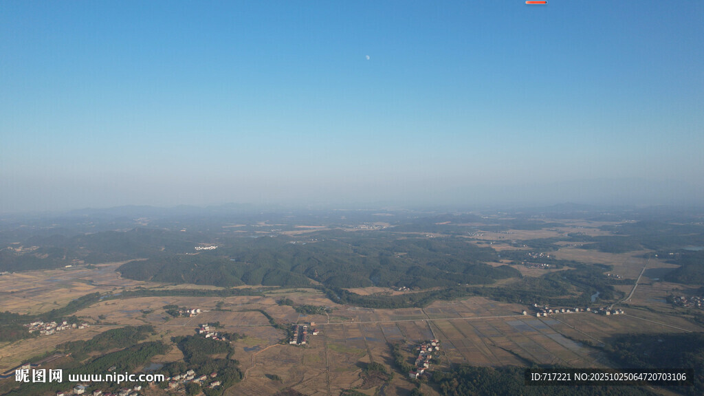 高空俯瞰广袤田野风光