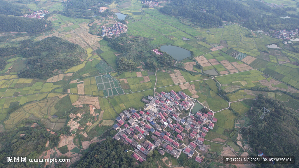 俯瞰乡村聚落美景