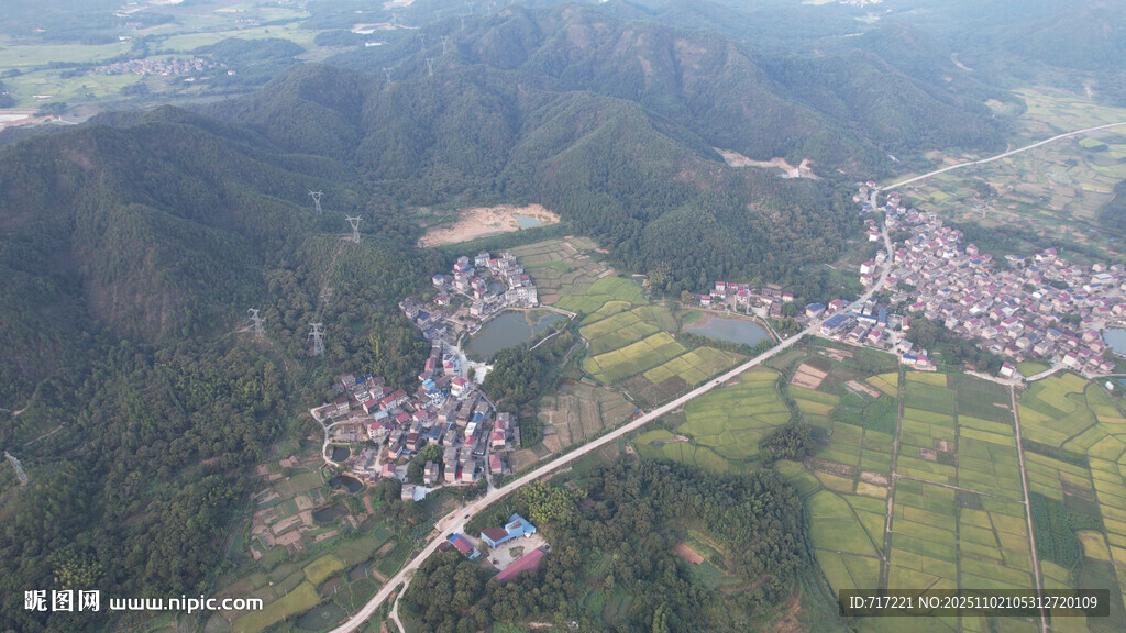俯瞰山间村落美景